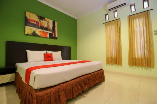 เตียงในห้องที่ RedDoorz Plus @ Taman Siswa 2