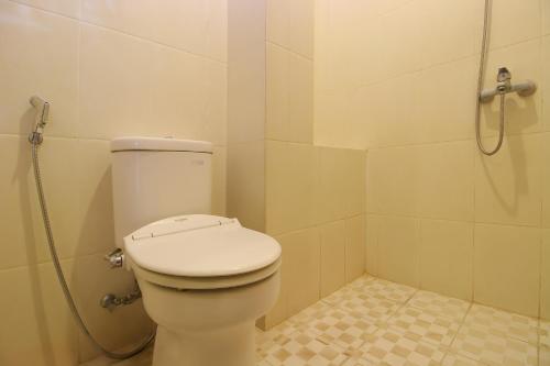 ジョグジャカルタにあるRedDoorz Plus @ Taman Siswa 2のトイレとシャワー付きのバスルーム