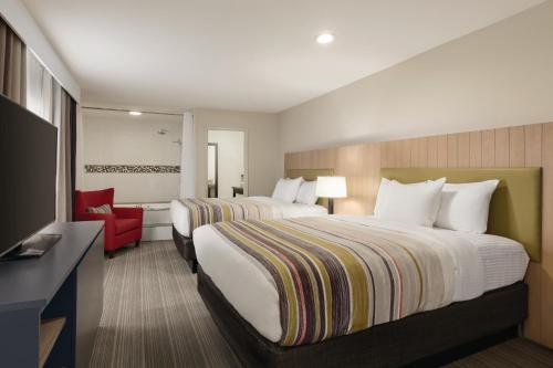 Postel nebo postele na pokoji v ubytování Country Inn & Suites by Radisson, Bakersfield, CA