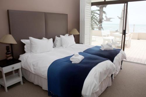 Un pat sau paturi într-o cameră la An Der Mole Apartment