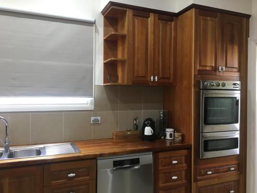 Noah's Stanley Luxury Bed and Breakfastにあるキッチンまたは簡易キッチン