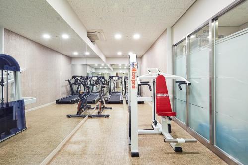 een fitnessruimte met loopbanden en crosstrainers in een kamer bij Days Hotel by Wyndham Seoul Myeongdong in Seoul