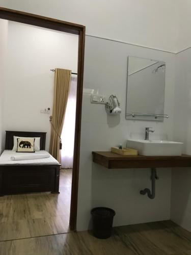 bagno con lavandino e specchio di Into The Wild Sigiriya a Sigiriya