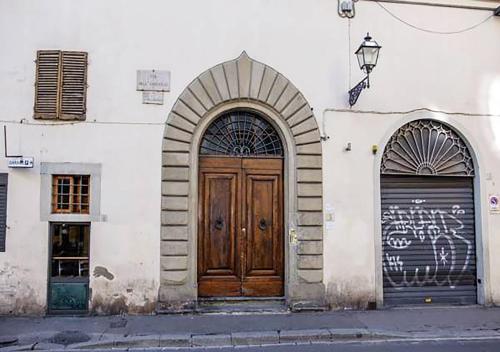フィレンツェにあるSilent Roomの木製のドアと窓2つ付きの建物