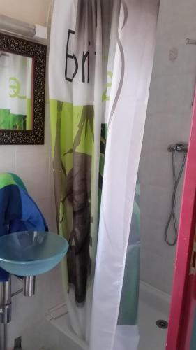 - un rideau de douche dans la salle de bains avec un pied de personne dans l'établissement Landreau, à La Riche