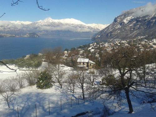a town in the snow with a lake and mountains at Carpe Diem in Lierna