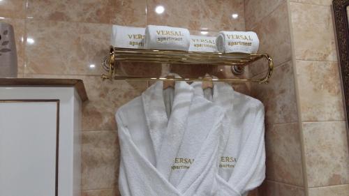 een handdoekenrek met drie handdoeken in de badkamer bij Versal Apartments in Krementsjoek