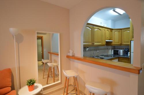 uma cozinha com um lavatório e um balcão com um espelho em Apartamento Torremolinos centro em Torremolinos