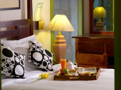 En eller flere senge i et værelse på Reen Resorts Aanavilasam Plantation Thekkady