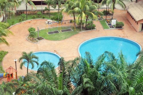 una vista panoramica su due piscine in un resort di Putra Villa Short Stay Apartment KL a Kuala Lumpur