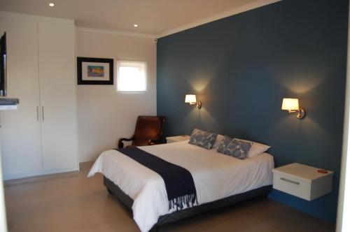 Longacre Olive & Vineyard Estate tesisinde bir odada yatak veya yataklar
