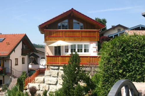 ein Haus mit einem Regenschirm davor in der Unterkunft Pension Bergblick in Ruhpolding