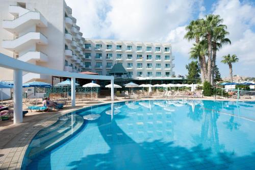 una gran piscina frente a un hotel en Antigoni Hotel, en Protaras