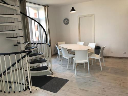 une salle à manger avec une table et des chaises blanches dans l'établissement La Maison Bellevue, à Saint-Efflam