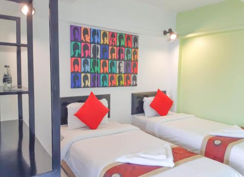 เตียงในห้องที่ Khaosan Art Hotel - SHA Plus Certified