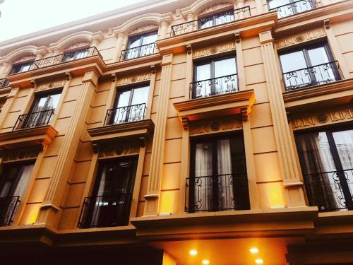 - un bâtiment avec des fenêtres et des balcons dans l'établissement Deluxe Newport Hotel, à Istanbul
