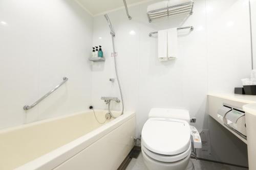 Bilik mandi di Hotel JAL City Naha