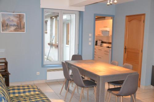 une salle à manger avec une table et des chaises dans l'établissement Au Petit Jardin, à Cassel