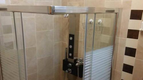 y baño con ducha y puerta de cristal. en Angosta del Carmen, en Málaga