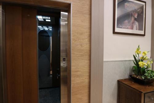 a door in a room with a picture on the wall at Yue Guang Homestay in Jian