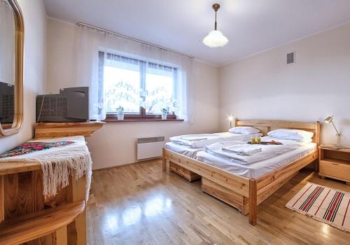 Posteľ alebo postele v izbe v ubytovaní VisitZakopane - Paris Apartment