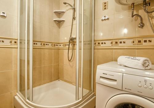 ザコパネにあるVisitZakopane - Paris Apartmentのバスルーム(シャワー、洗濯機付)