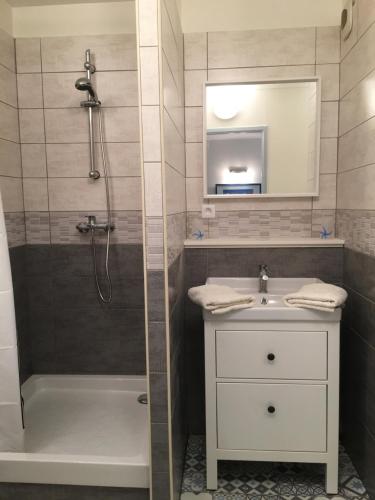 une salle de bain avec une douche, un lavabo et une baignoire dans l'établissement A l'Ancre Bleue, au Tréport