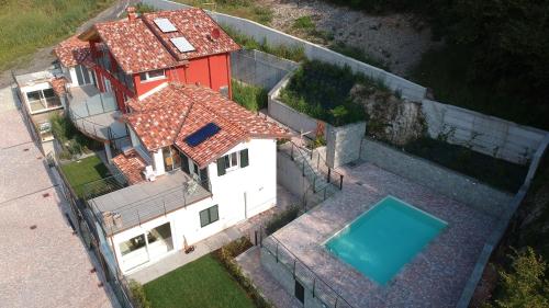 Cette chambre offre une vue sur une maison dotée d'une piscine. dans l'établissement La Cascina, à Carlazzo