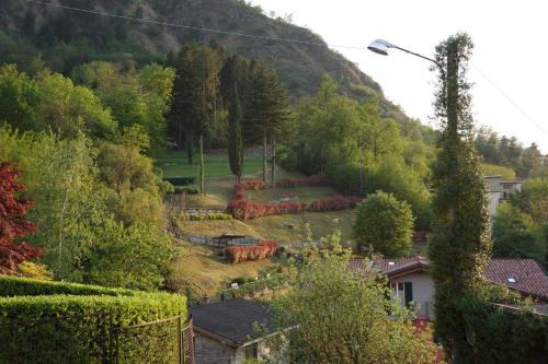 a view of a garden with trees and a mountain at Bellagio Bed & Breakfast in Bellagio