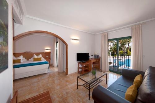 Postel nebo postele na pokoji v ubytování Hotel La Laguna Spa & Golf
