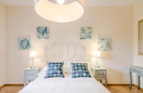マドリードにあるCómodo apartamento Plaza Mayor-Palacio Realのベッドルーム(青い枕の大きな白いベッド付)