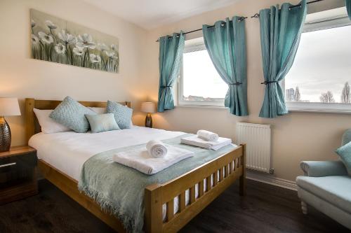 Un dormitorio con una cama con toallas. en Wolverhampton City Stay II, en Wolverhampton