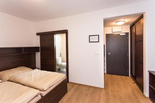 Letto o letti in una camera di Barok Hotel and Apartments