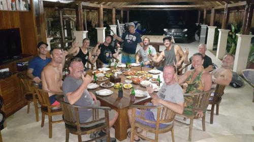 パチタンにあるIstana Ombak Eco Resortのテーブルの周りに座っている人々のグループ