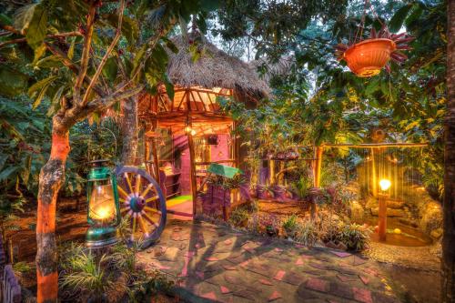Taman di luar Evergreen County Retreat-India's First Adventure Veg Retreat