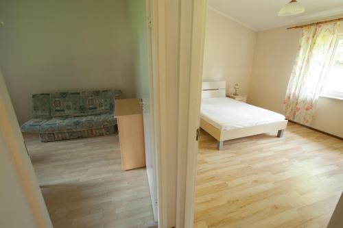 1 dormitorio con 1 cama y sala de estar en Liivakell Holiday Homes, en Narva-Jõesuu