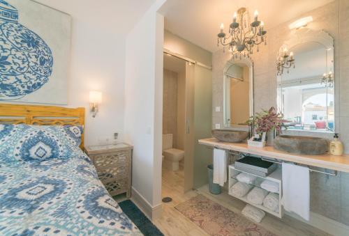 Postel nebo postele na pokoji v ubytování Rey Don Pedro Luxury Home