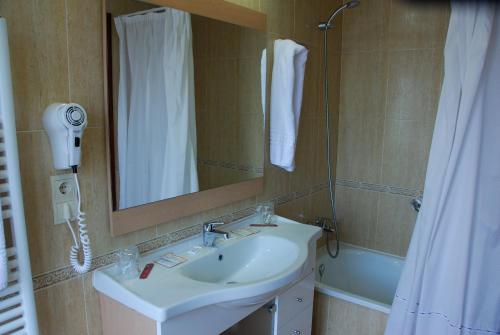 Bilik mandi di Hotel Balneari de Vallfogona de Riucorb