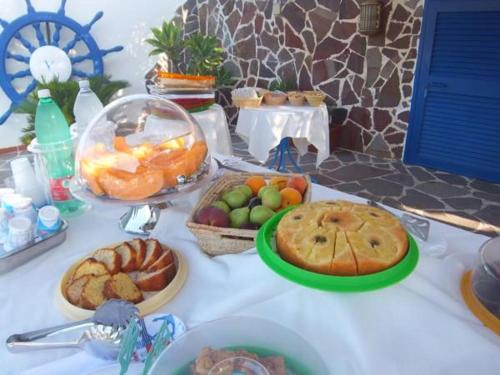 una tavola ricoperta di piatti di cibo e frutta di Villa Flavia - Adults Only a Ponza