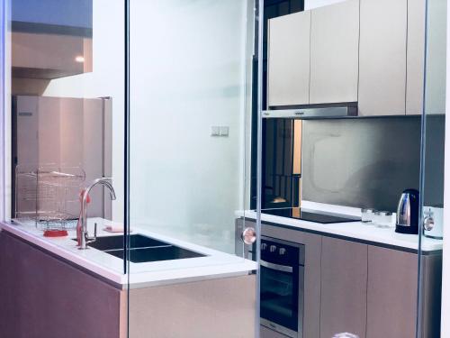 Kuchyň nebo kuchyňský kout v ubytování Loving&Comfy Ensuite By Crescent Bay