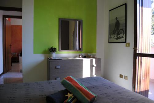 um quarto com uma cama, um espelho e uma cómoda em Bnbook Bilo Malpensa em Gallarate