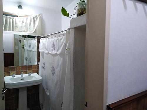 baño con lavabo y cortina de ducha blanca en Tanti in 