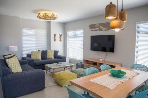 - un salon avec un canapé et une table dans l'établissement Turmalin Cottage Unit 1, à Swakopmund