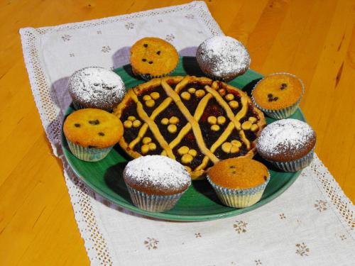 a green plate with cupcakes and a cake on a table at Agriturismo Frallarenza in Ficulle