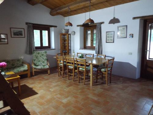 a dining room with a table and chairs at Agriturismo Frallarenza in Ficulle