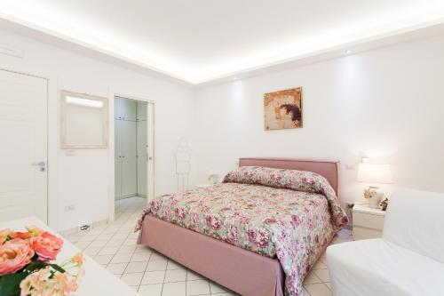 - une chambre blanche avec un lit dans l'établissement Matilde Home, à Sorrente