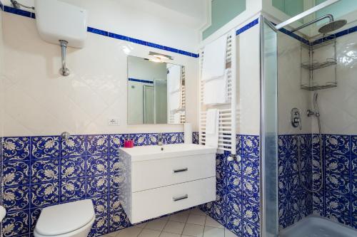 La salle de bains est pourvue de toilettes, d'un lavabo et d'une douche. dans l'établissement Matilde Home, à Sorrente