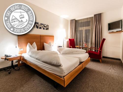 Postel nebo postele na pokoji v ubytování Hotel Belvedere Scuol