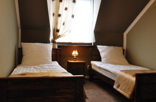 sypialnia z 2 łóżkami i oknem w obiekcie KUŹNIA SMAKU w mieście Krosno Odrzańskie