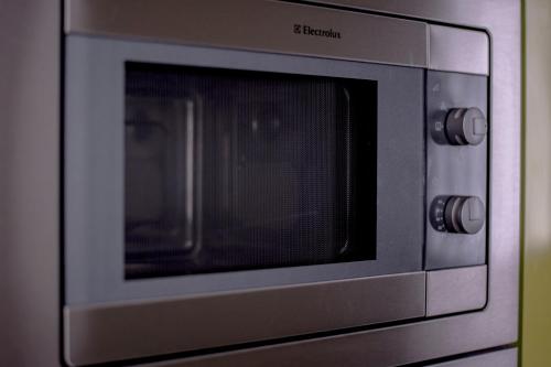 a microwave oven with the door open in a kitchen at Apartamento Plaza de Castilla II - Urbano con Estilo y Funcional in Madrid